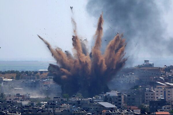 Израильский авиаудар по сектору Газа в мае 2021 года, когда в конце священного для мусульман месяца Рамадан Хамас обстреливал Израиль из ракет, в ответ израильская армия наносила авиаудары. - Sputnik Грузия