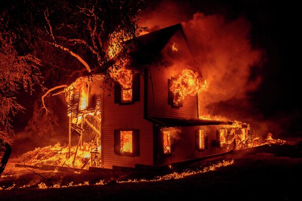Весь жилой дом охвачен пламенем во время лесного пожара &quot;Дикси&quot; (Dixie fire) к югу от Джейнсвилля в Северной Калифорнии, США,  август 2021 года. - Sputnik Грузия