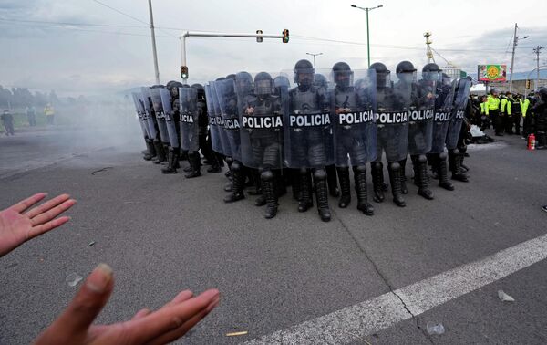 Полиция на акции протеста против роста цен на газ и политики правительства президента Эквадора Гильермо Лассо в Сакисили. Октябрь 2021 года.  - Sputnik Грузия