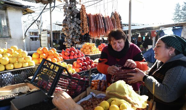Но и там, где торгуют фруктами и овощами, люди скупают продукты не менее активно.  - Sputnik Грузия