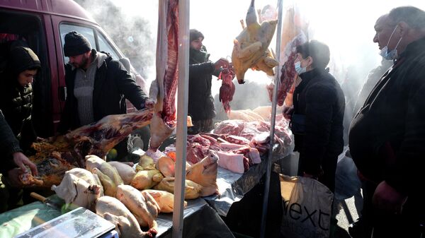 Навтлугский рынок. Торговля мясом, поросятами, свининой и курятиной - Sputnik Грузия