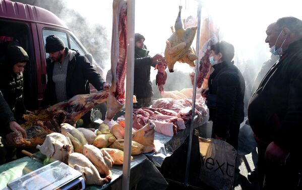 В первую очередь жители столицы отправляются на рынки, чтобы выбрать мясо к новогоднему столу. - Sputnik Грузия