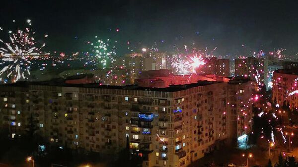 Новогодний фейерверк над Тбилиси: небо озарили тысячи салютов - видео - Sputnik Грузия