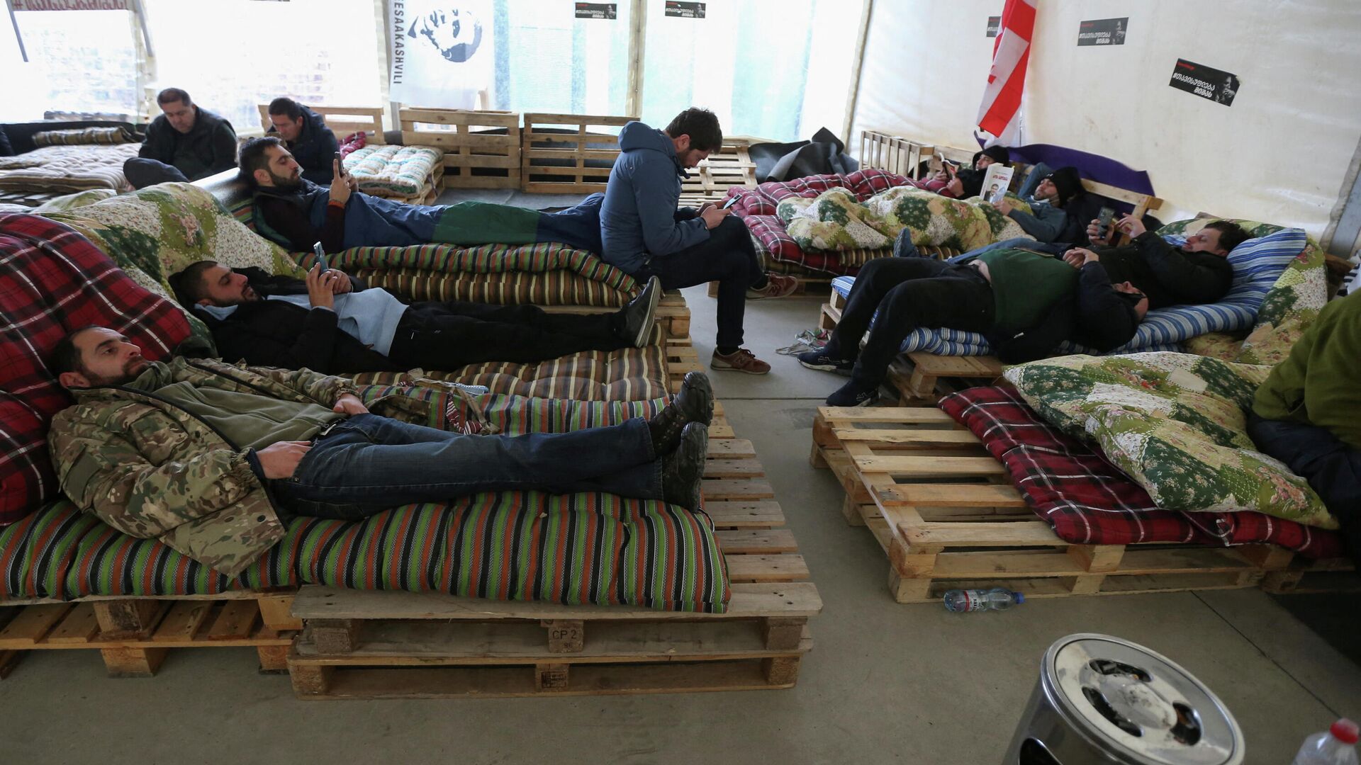 Голодающие в палатках у офиса Единого нацдвижения 22 декабря 2021 года - Sputnik Грузия, 1920, 01.01.2022