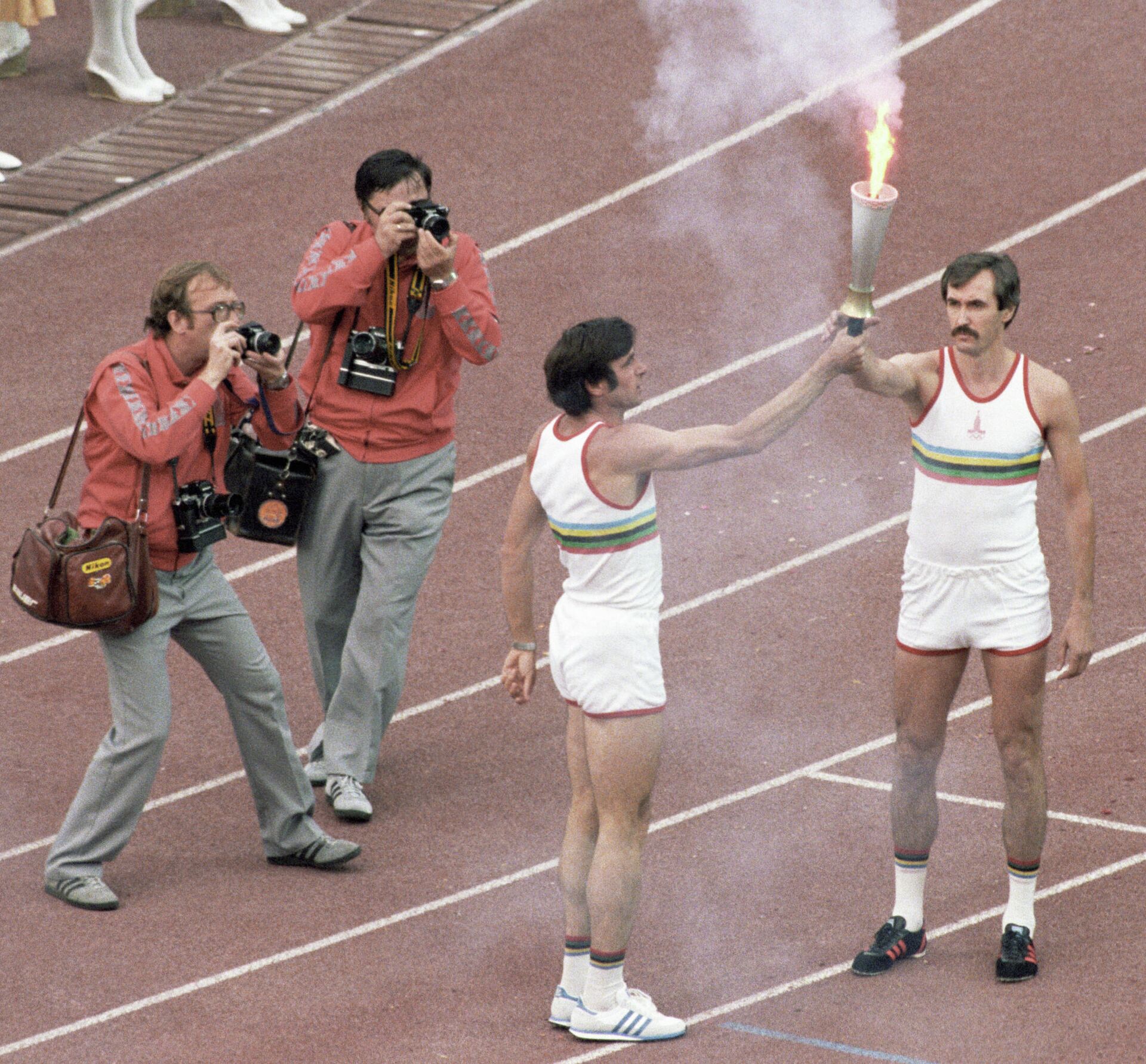 Трехкратный олимпийский чемпион Виктор Санеев передает факел с олимпийским огнем олимпийскому чемпиону Сергею Белову - Sputnik Грузия, 1920, 03.01.2022