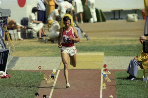 XXI летние Олимпийские игры в Монреале в 1976. Виктор Санеев выполняет новый прыжок. На этих соревнованиях он в третий раз завоюет титул олимпийского чемпиона. - Sputnik Грузия