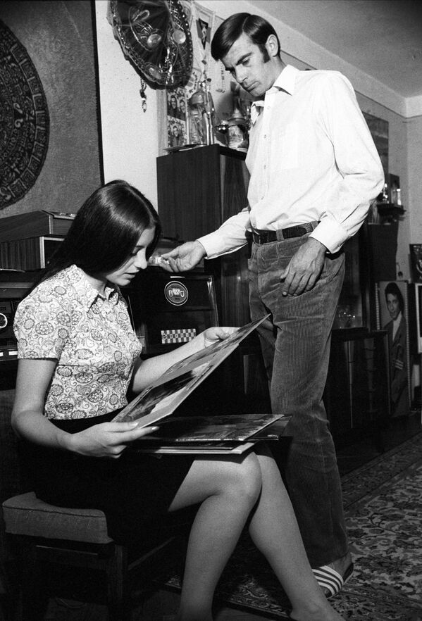 Виктор Санеев с супругой Татьяной у себя дома в Сухуми в1972 году.  - Sputnik Грузия