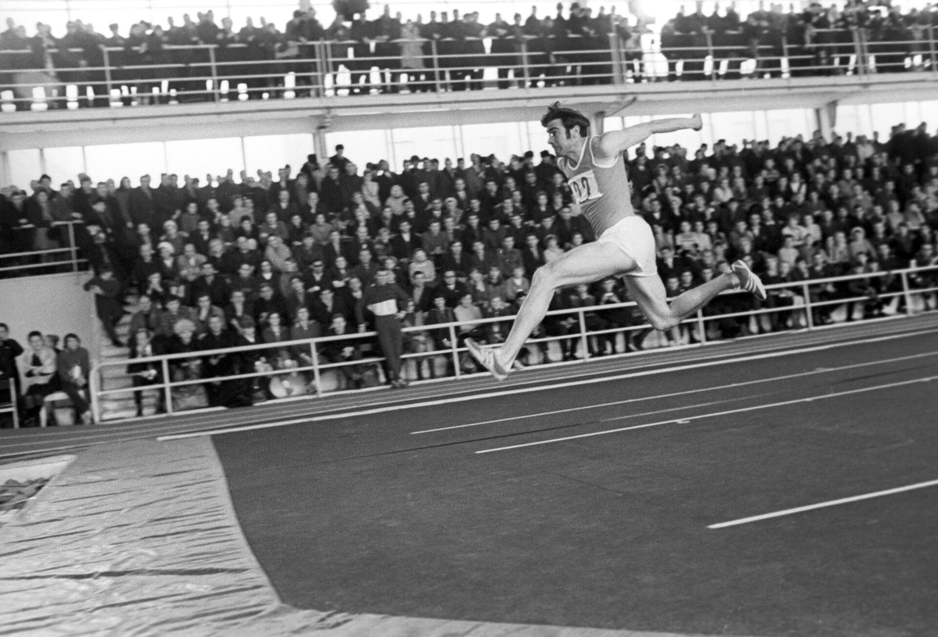 Первый зимний чемпионат по легкой атлетике 1971 года. Победитель в тройном прыжке Виктор Санеев - Sputnik Грузия, 1920, 04.01.2022