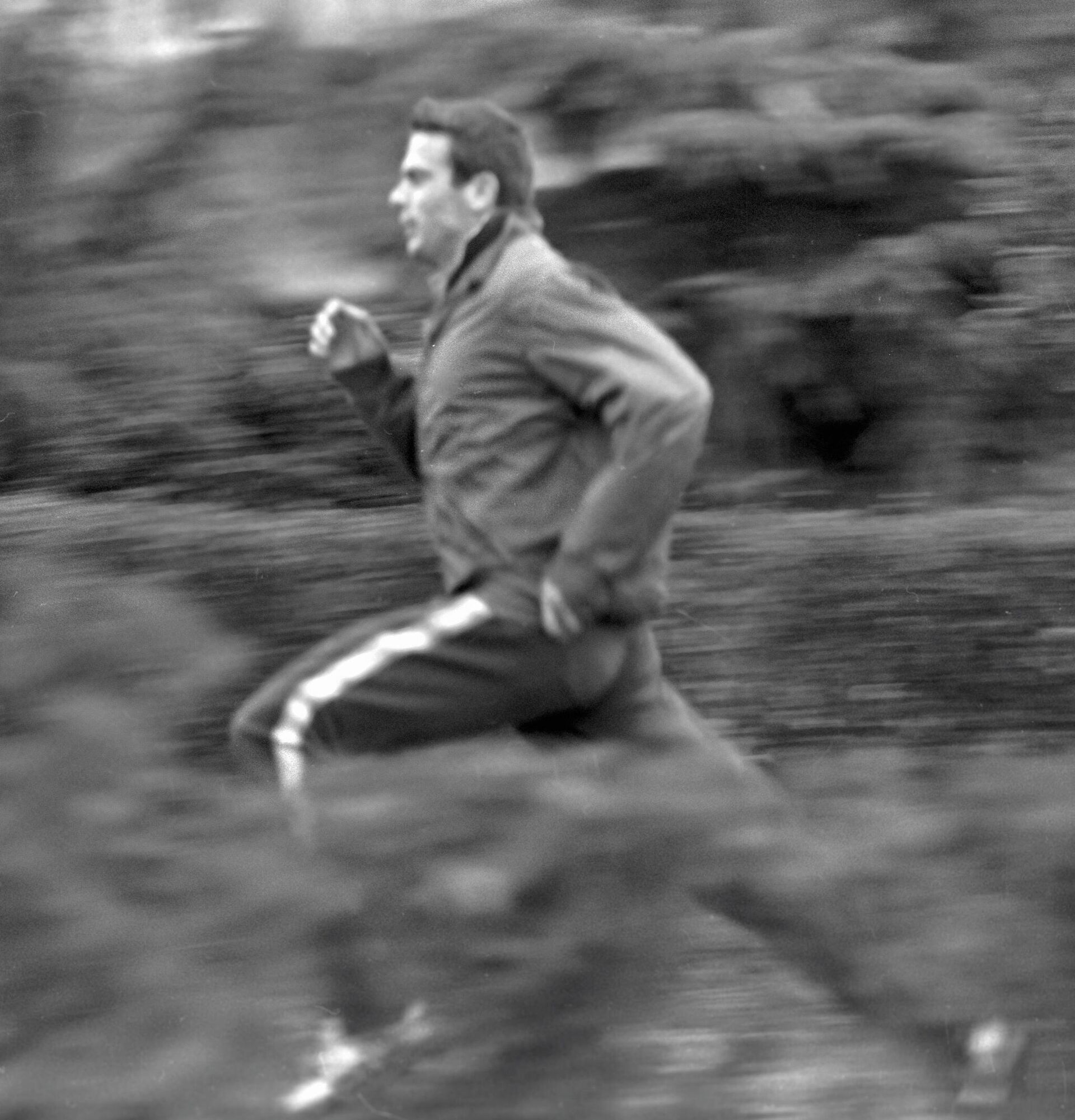 Легкоатлет Виктор Санеев бежит во время утренней тренировки в 1968 году - Sputnik Грузия, 1920, 04.01.2022