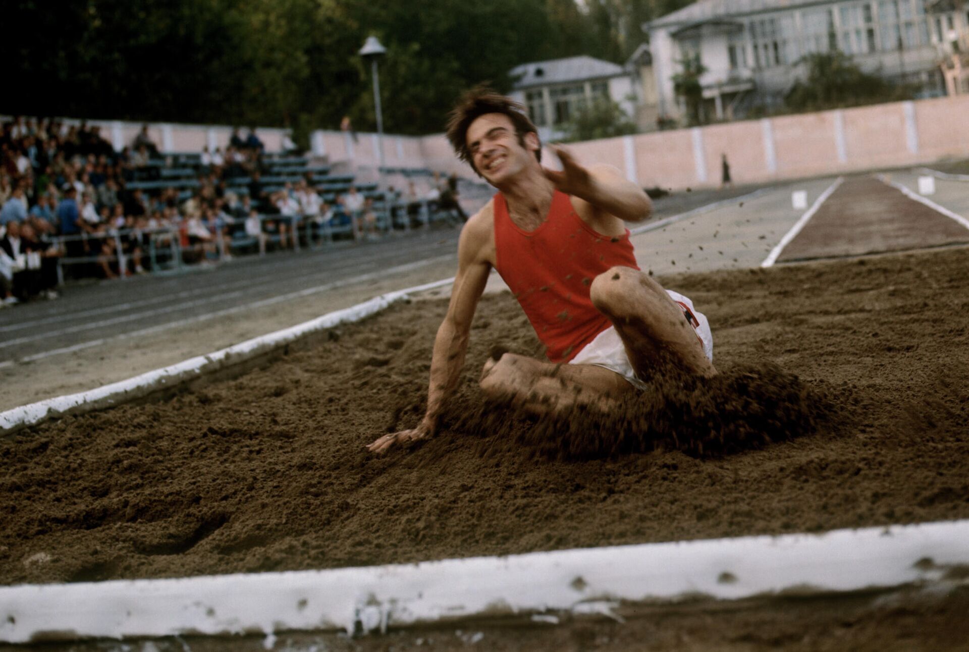 Олимпийский чемпион по легкой атлетике в тройном прыжке 1968 и 1972 годов Виктор Санеев во время выполнения прыжка в длину в 1972 году - Sputnik Грузия, 1920, 04.01.2022