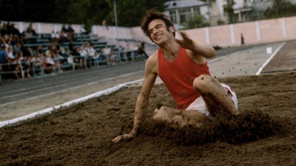 Олимпийский чемпион по легкой атлетике в тройном прыжке 1968 и 1972 годов Виктор Санеев во время выполнения прыжка в длину в 1972 году - Sputnik Грузия