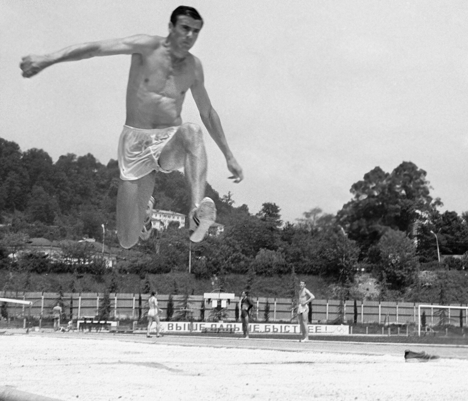 Виктор Санеев тренируется в тройном прыжке. Снимок сделан в 1968 году - Sputnik Грузия, 1920, 04.01.2022