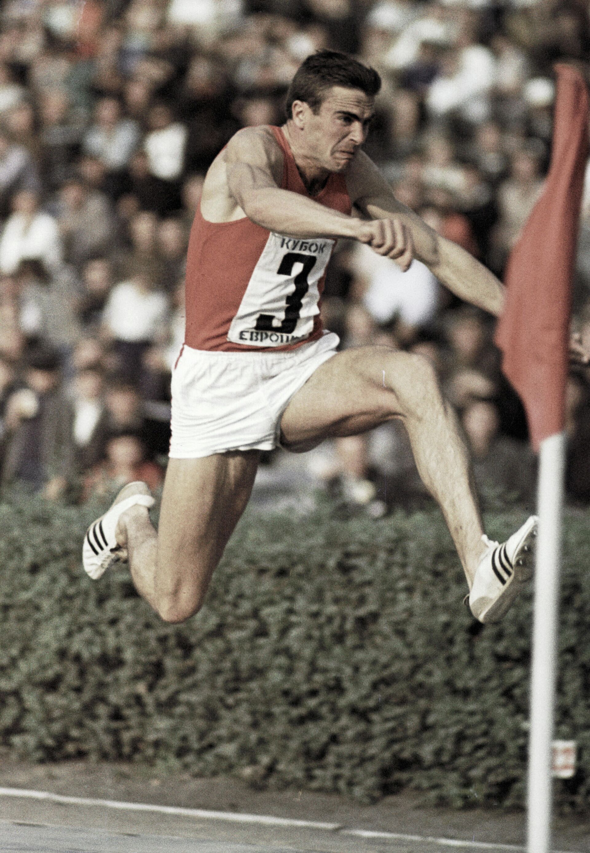Виктор Санеев выполняет тройной прыжок в 1968 году. Тогда на Играх в Мексике он завоевал свой первый олимпийский титул чемпиона.  - Sputnik Грузия, 1920, 04.01.2022