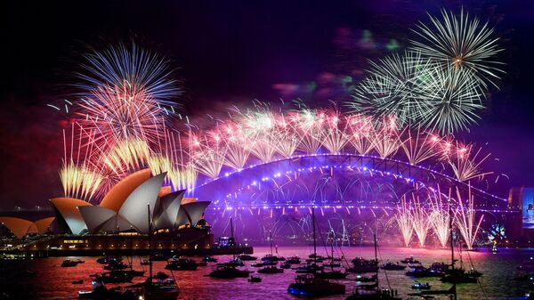 Порт Сиднея во время новогоднего салюта в Австралии - Sputnik Грузия