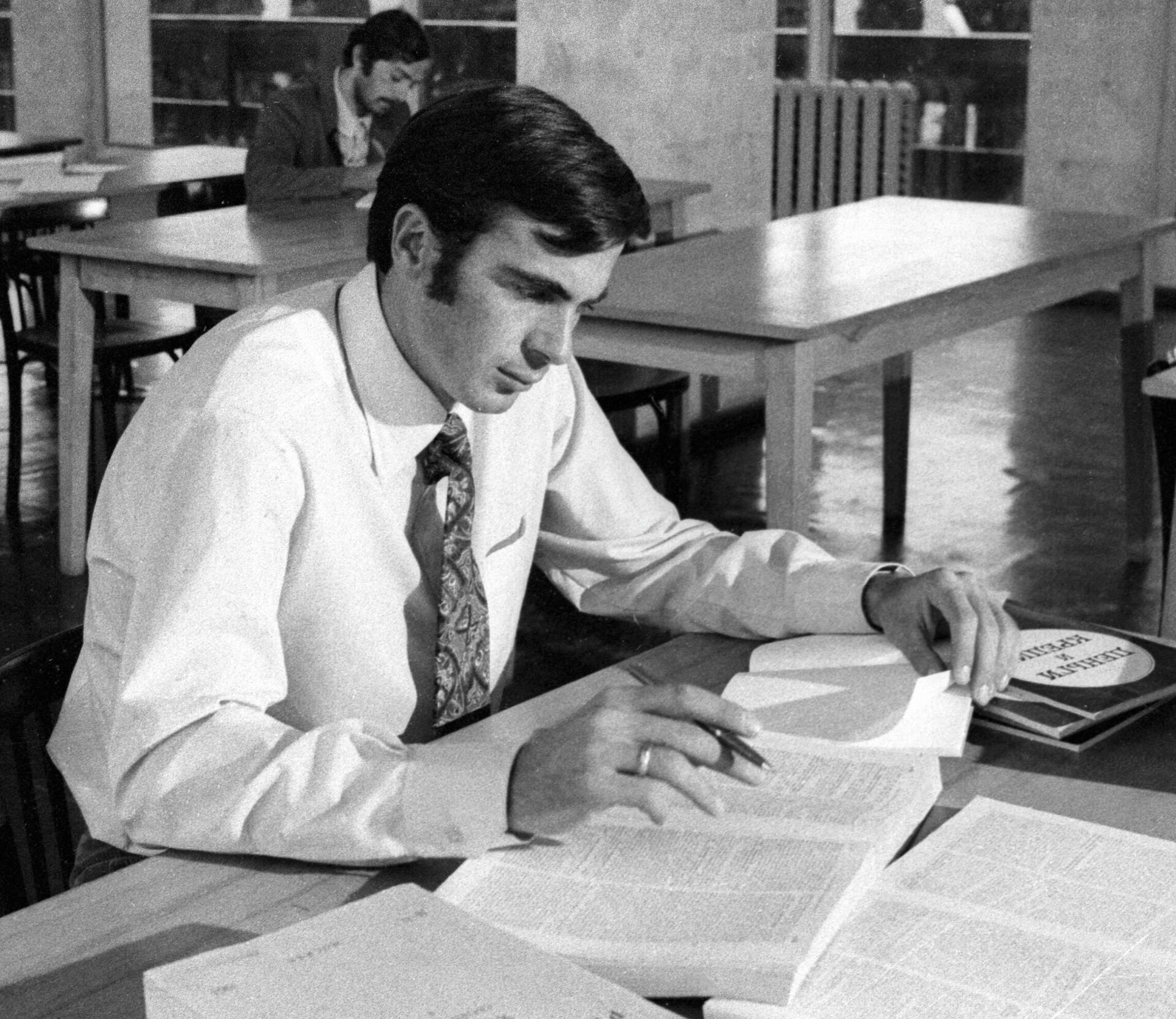 Виктор Санеев занимается в читальном зале библиотеки Института физкультуры Грузии в Сухуми, 1973 год - Sputnik Грузия, 1920, 04.01.2022