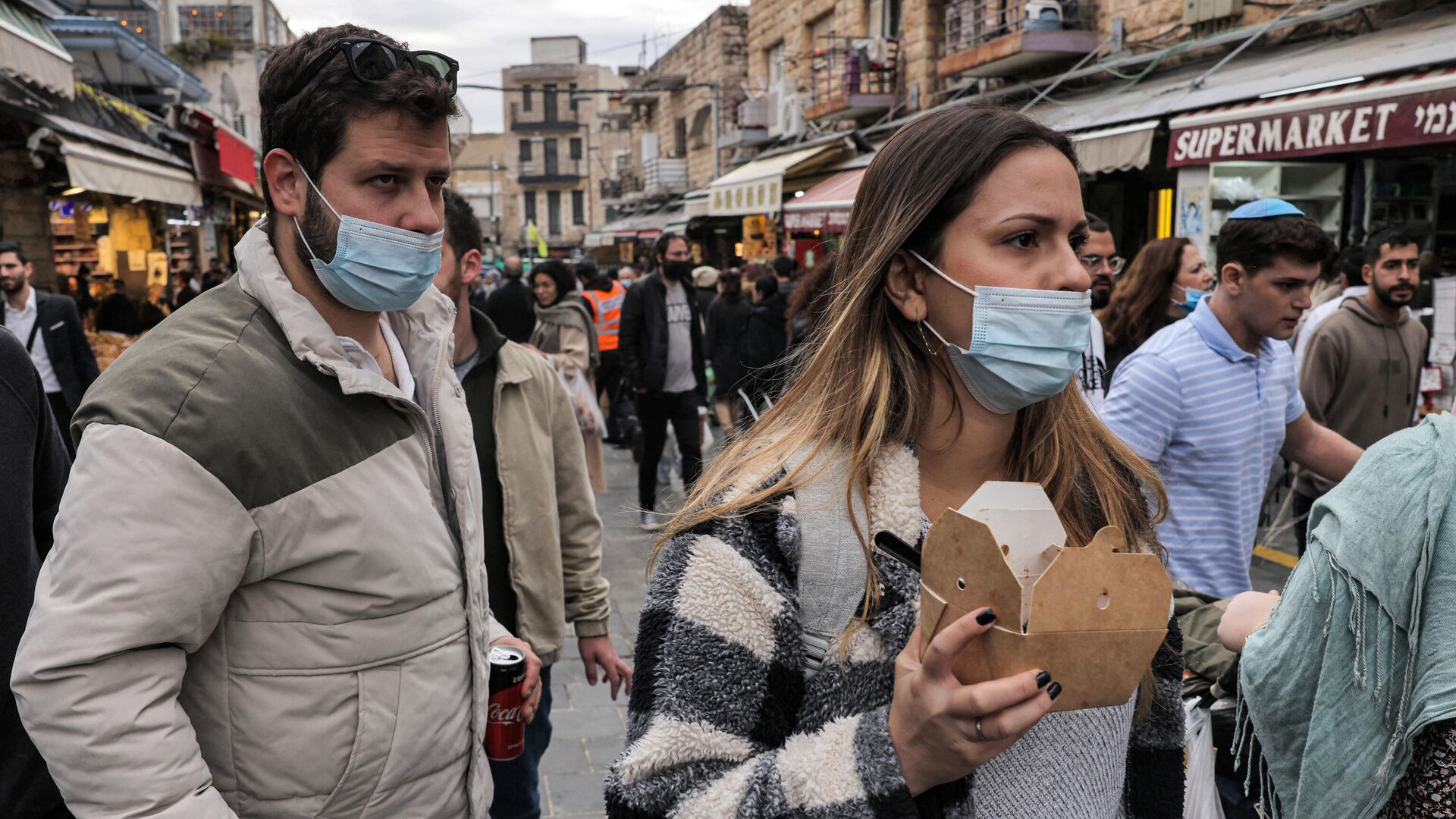 Пандемия коронавируса - люди в масках в Иерусалиме, Израиль - Sputnik Грузия, 1920, 03.01.2022