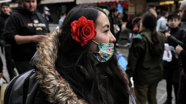 Пандемия коронавируса - девушка в разноцветной маске - Sputnik Грузия