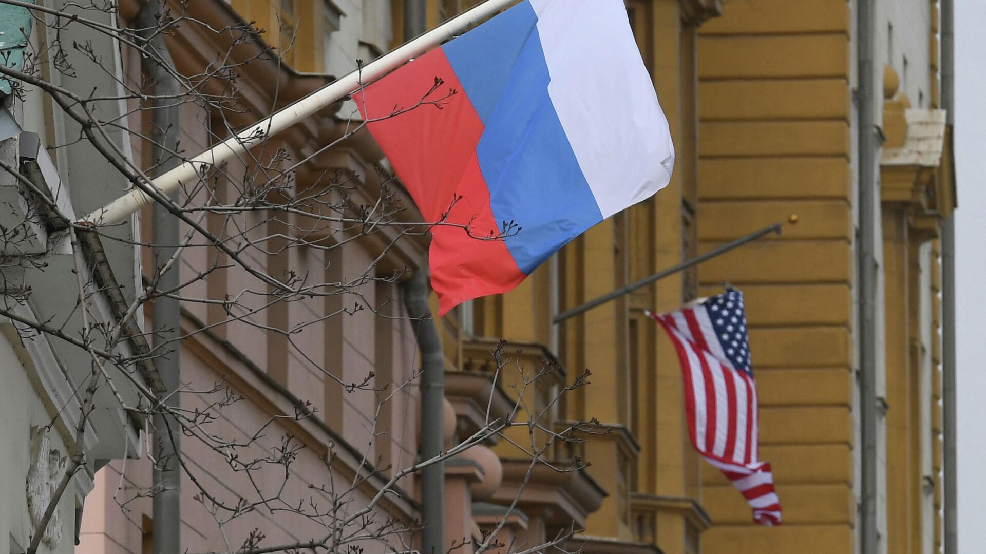 Флаги России и США. Посольство США в Москве - Sputnik Грузия, 1920, 08.07.2022