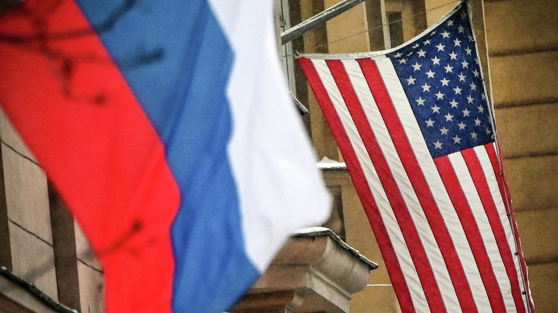 Флаги России и США. Посольство США в Москве - Sputnik Грузия, 1920, 03.01.2022