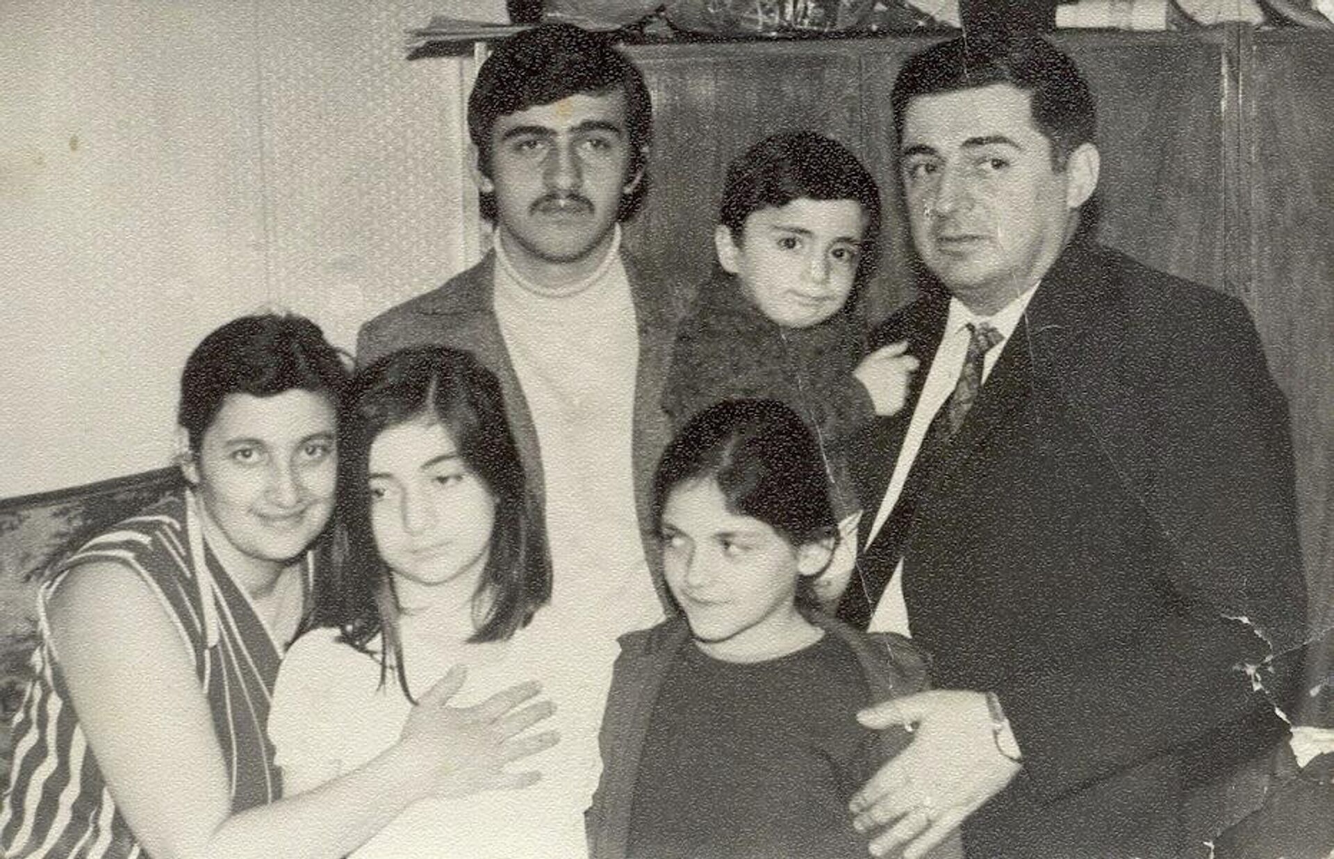 ქართლოს კასრაძე ოჯახის წევრებთან ერთად - Sputnik საქართველო, 1920, 04.01.2022