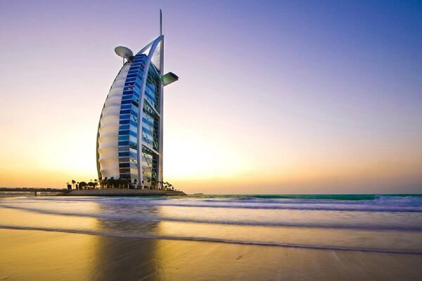 Говорим Дубай — подразумеваем Burj Al Arab. Семизвездочный отель был открыт в 1999 году и обошелся застройщикам в $650 млн. Burj Al Arab считается одним из самых высоких отелей в мире, он известен своей оригинальной архитектурой и является символом Дубая - Sputnik Грузия