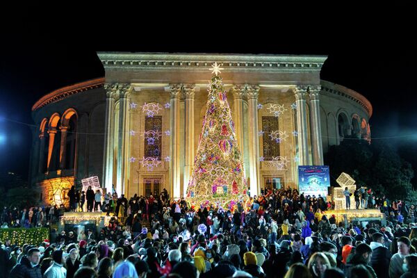Главная новогодняя елка Кутаиси по традиции установлена у здания театра на главной городской площади.  - Sputnik Грузия