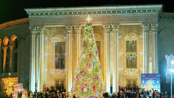 Главная новогодняя елка Кутаиси. Новогодняя иллюминация и праздничное освещение - Sputnik Грузия