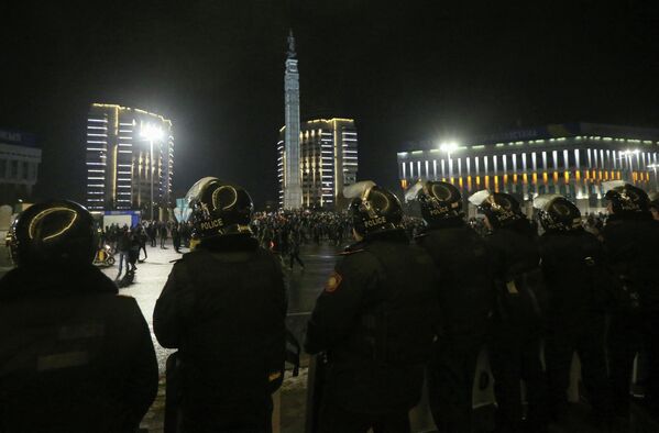 Глава Казахстана осудил призывы некоторых протестующих атаковать здания гражданских и военных ведомств. По его словам, &quot;власть не падет&quot;, но стране &quot;нужен не конфликт, а взаимное доверие и диалог&quot;. - Sputnik Грузия