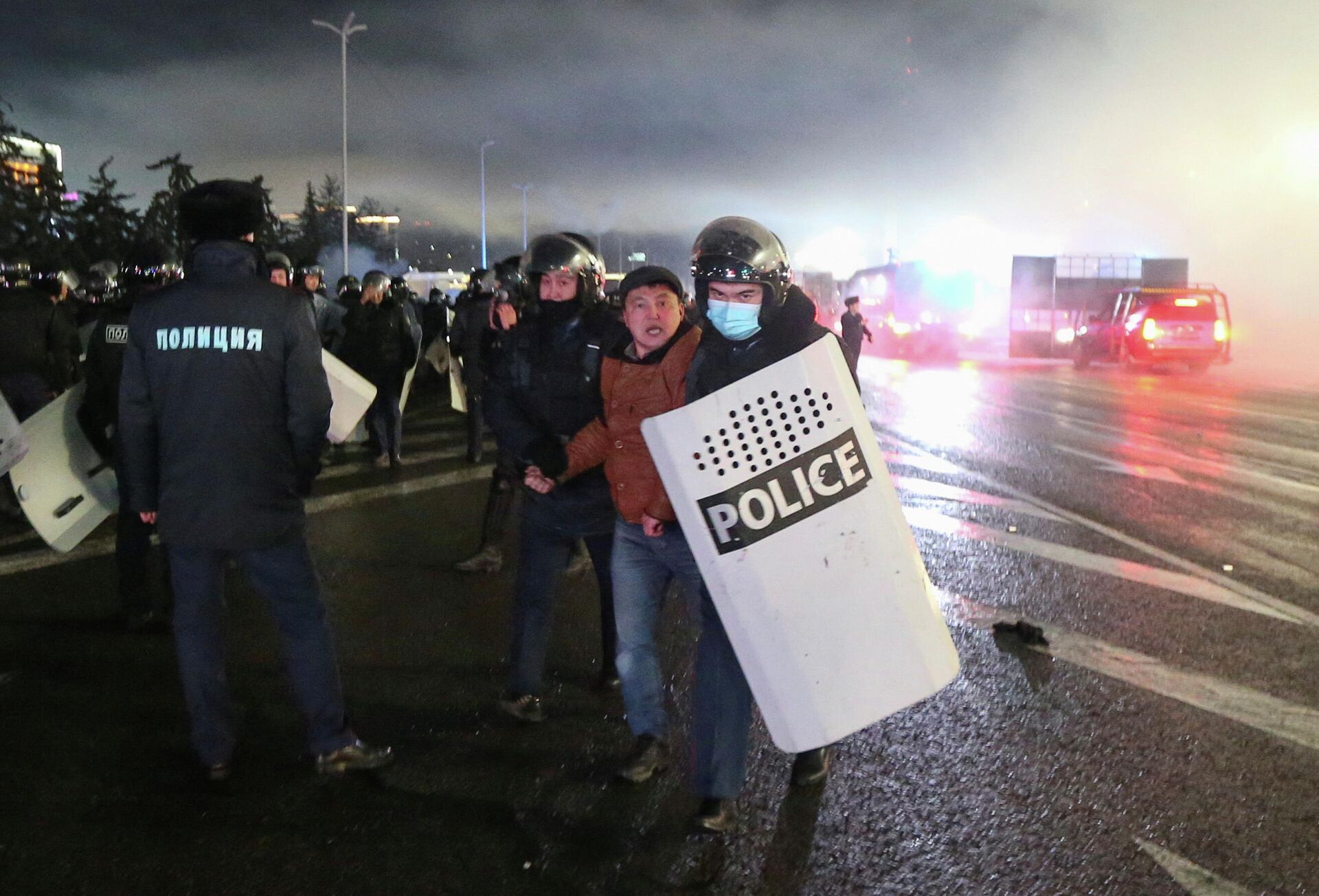 Газовые протесты в Казахстане. Столкновения с полицией в Алма-Ате - Sputnik Грузия, 1920, 05.01.2022