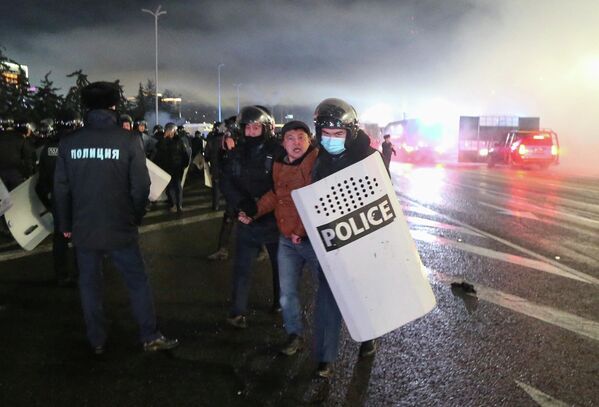Более 200 человек были задержаны полицией за участие в массовых беспорядках и сопротивление органам правопорядка.  - Sputnik Грузия