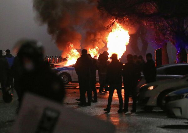 Протестующие в ходе беспорядков подожгли несколько полицейских машин, кидали в силовиков камни, палки, мусор.  - Sputnik Грузия