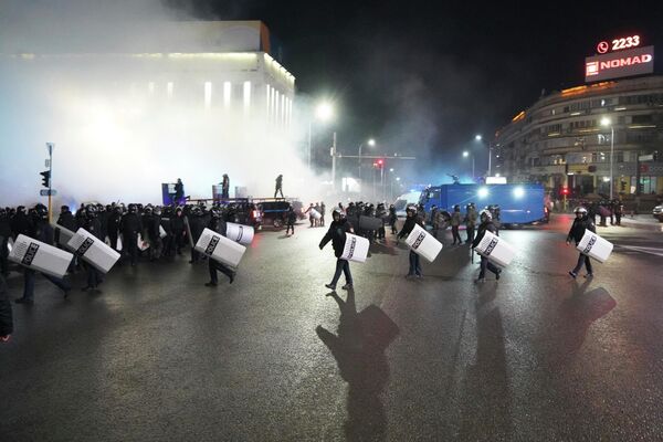 В итоге подразделения правоохранительных органов вытеснили митингующих с площади Республики в центре города, где расположены мэрия Алма-Аты, а в нескольких сотнях метров - Алма-Атинская резиденция главы государства. - Sputnik Грузия