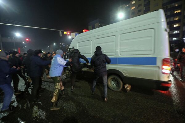 Полиция задерживает митингующих и применяет силу. Но протесты, которые начались с наступлением нового года, не стихают, а лишь распространяются.  - Sputnik Грузия