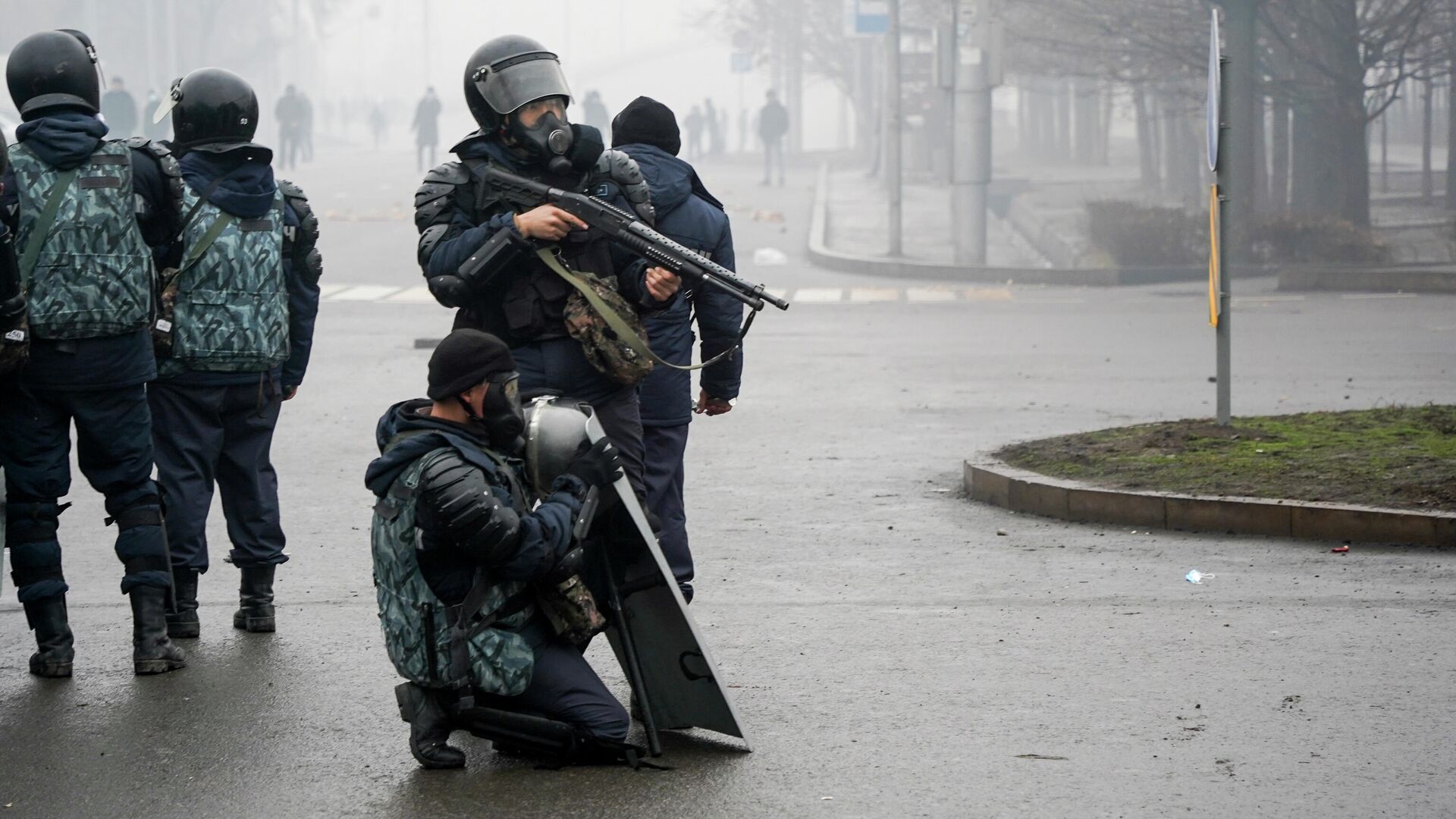 Газовые протесты в Казахстане. Столкновения протестующих с полицией в Алма-Ате - Sputnik Грузия, 1920, 14.01.2022