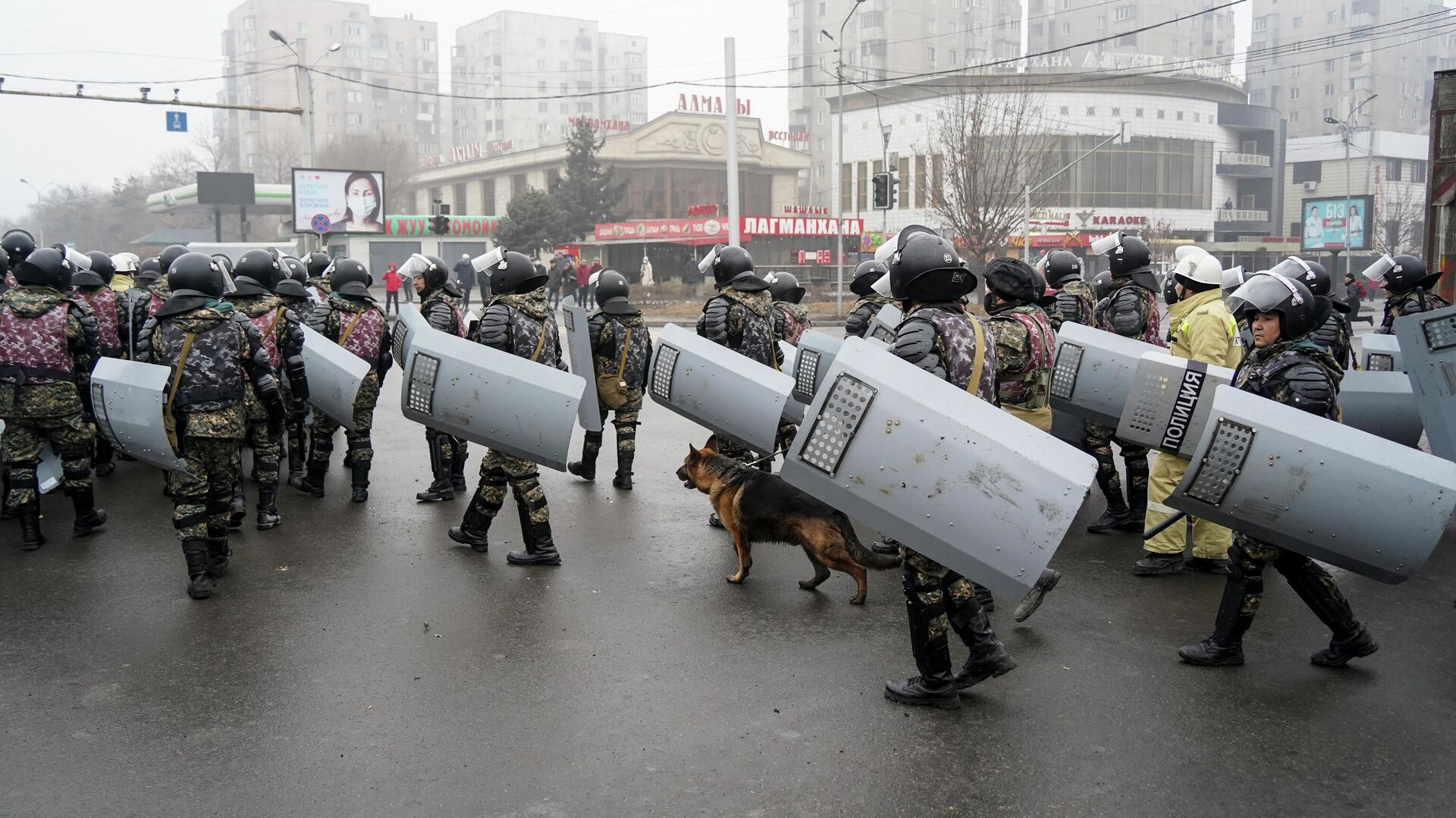 Газовые протесты в Казахстане. Столкновения протестующих с полицией в Алма-Ате - Sputnik Грузия, 1920, 05.01.2022