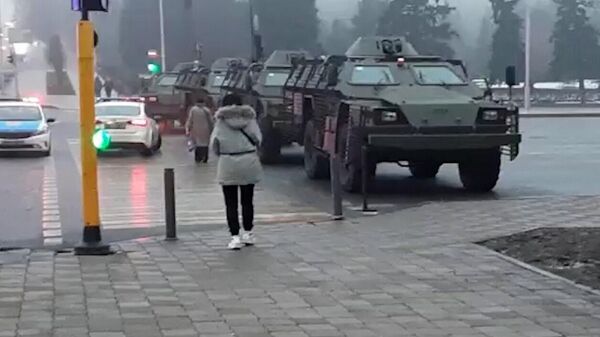 Военная техника на улице в Алма-Ате. Режим ЧП и газовые протесты в Казахстане - Sputnik Грузия