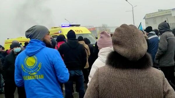 Люди на улице в Алма-Ате. Газовые протесты в Казахстане - Sputnik Грузия