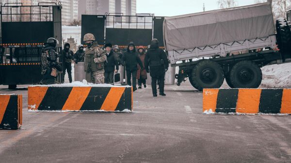 Машина протестующих въехала в оцепление полицейских Казахстана - видео - Sputnik Грузия