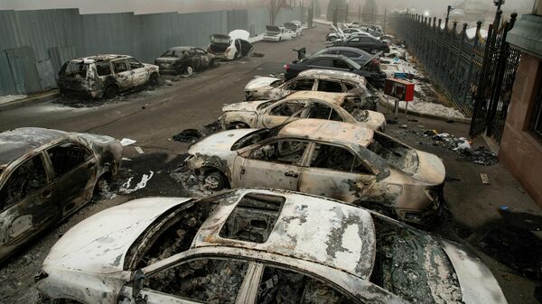 Протесты и беспорядки в Казахстане. Сожженные машины в Алма-Ате - Sputnik Грузия