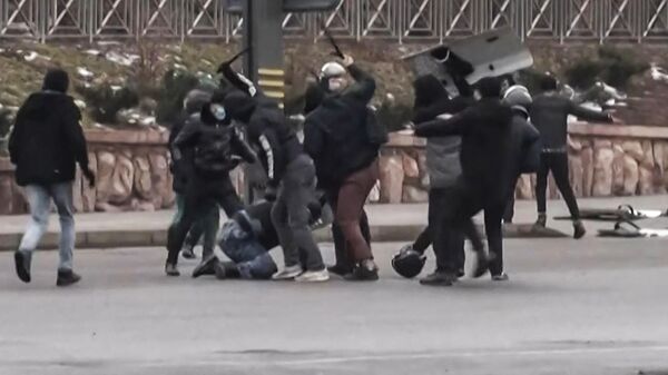 Протесты и беспорядки в Казахстане. Столкновения протестующих и силовиков в Алма-Ате - Sputnik Грузия