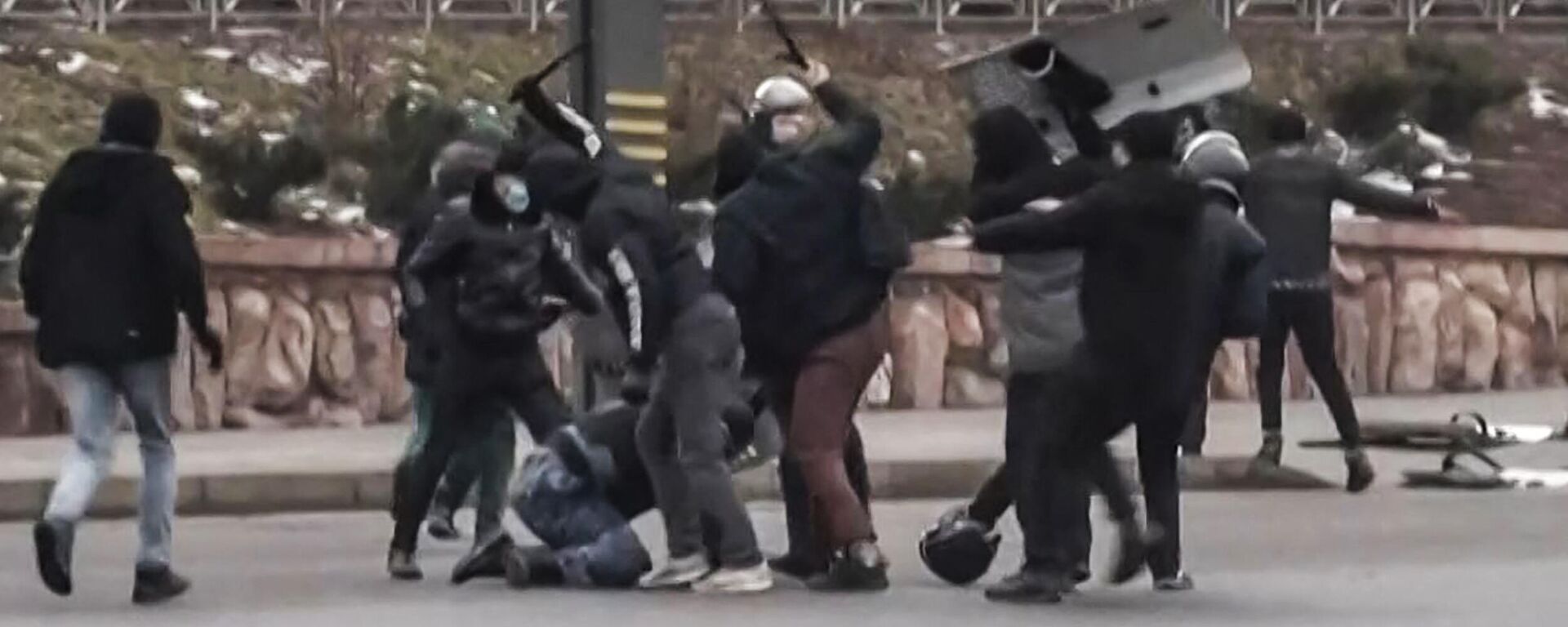 Протесты и беспорядки в Казахстане. Столкновения протестующих и силовиков в Алма-Ате - Sputnik Грузия, 1920, 06.01.2022
