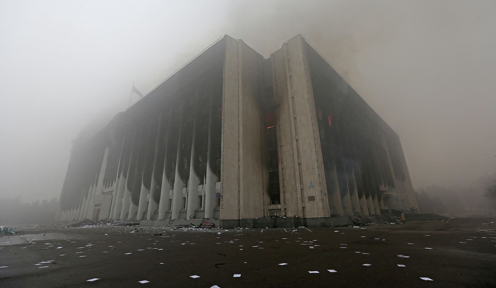 Протесты и беспорядки в Казахстане. Сожженное здание акимата в Алма-Ате - Sputnik Грузия, 1920, 07.01.2022