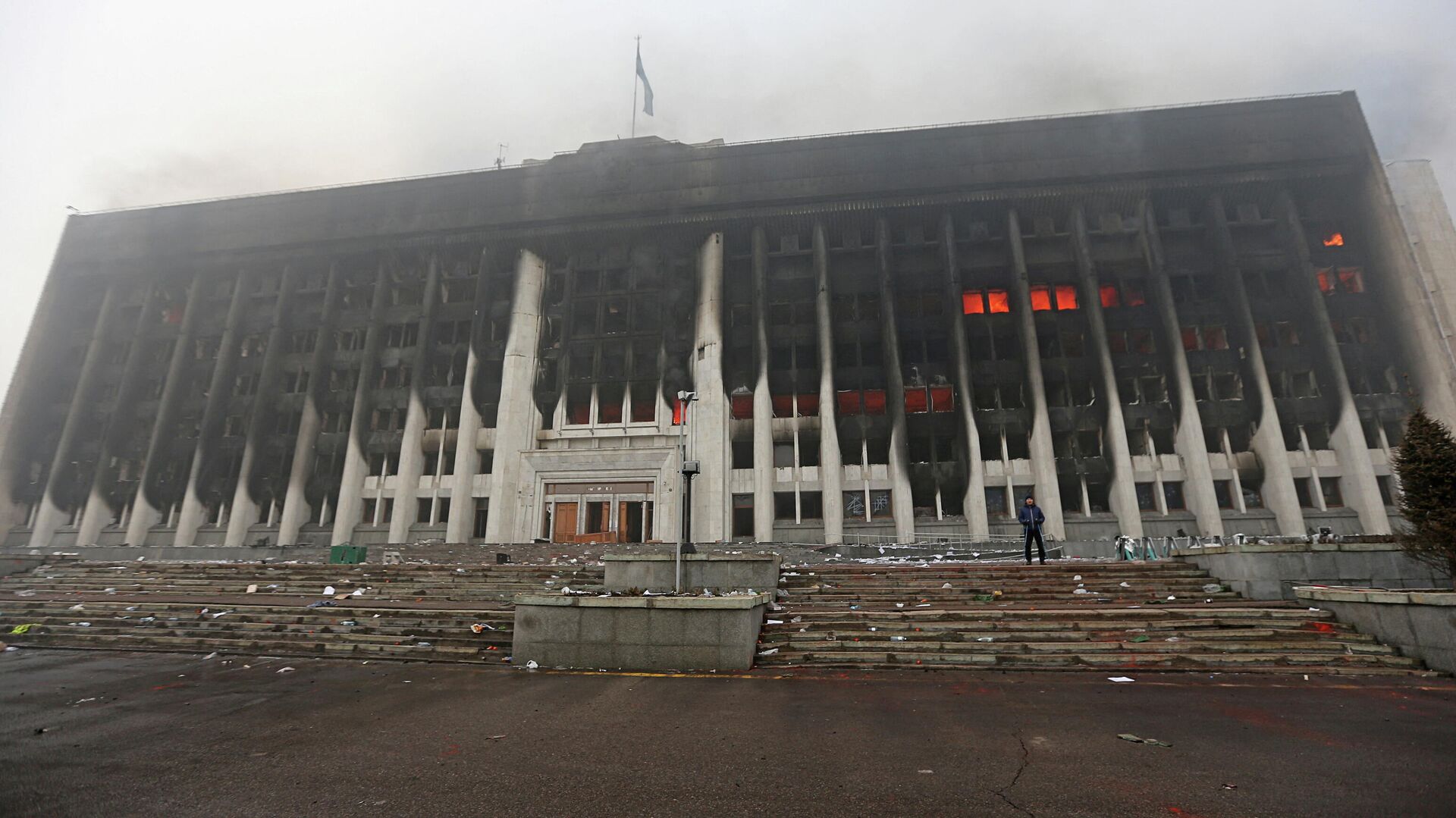 Протесты и беспорядки в Казахстане. Сожженное здание акимата в Алма-Ате - Sputnik Грузия, 1920, 11.01.2022