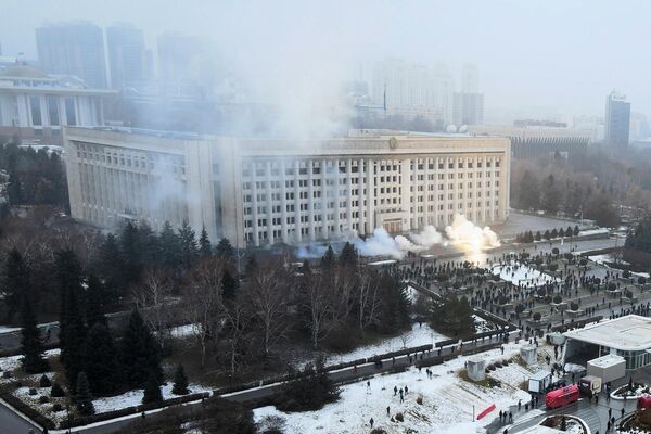 Так здание акимата выглядело еще несколько дней назад. Протестующие, кроме нападений на правительственные здания, также пытаются уничтожать офисы правящей партии Казахстана.  - Sputnik Грузия
