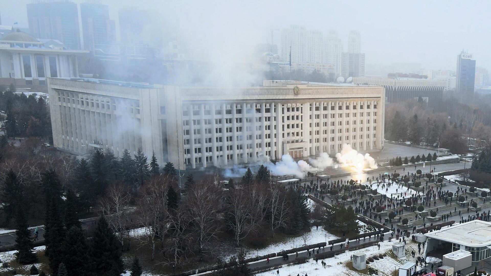 Протесты и беспорядки в Казахстане. Сожженное здание акимата в Алма-Ате - Sputnik Грузия, 1920, 08.01.2022