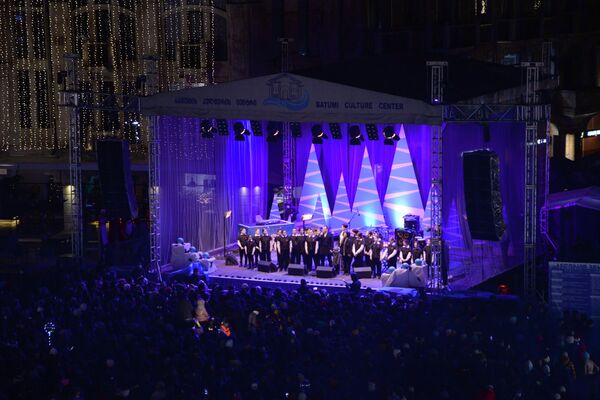 На площади Европы также разместили большую сцену для проведения праздничных концертов.  - Sputnik Грузия