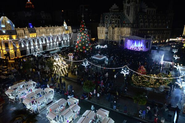 Новогодними вечерами на площади Европы в центре Батуми собираются сотни людей.  - Sputnik Грузия