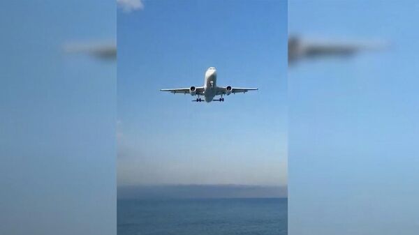 Пять кругов над Батуми: как самолет Turkish Airlines пытался сесть - видео - Sputnik Грузия