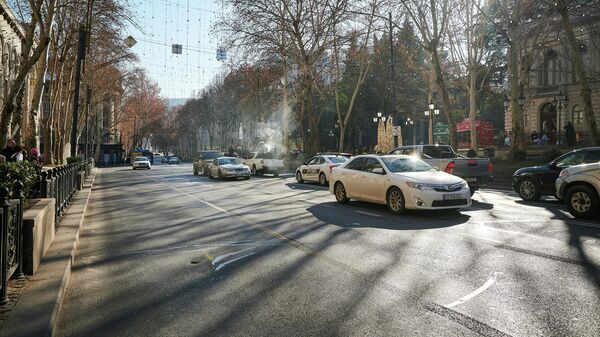 Проспект Руставели в центре Тбилиси. Солнечный день зимой. Погода в январе - Sputnik Грузия