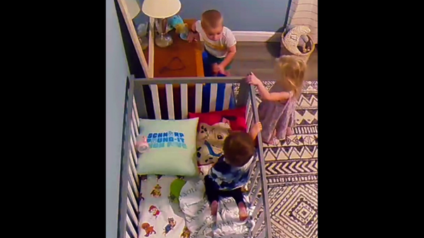 Малыши учат брата сбегать из кровати посреди ночи – забавное видео - Sputnik Грузия